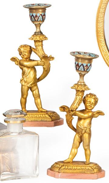 Pareja de candeleros de bronce dorado con mechero de esmalte cloisonné y base de mármol rosa, Francia época de Napoleón III h. 1860.