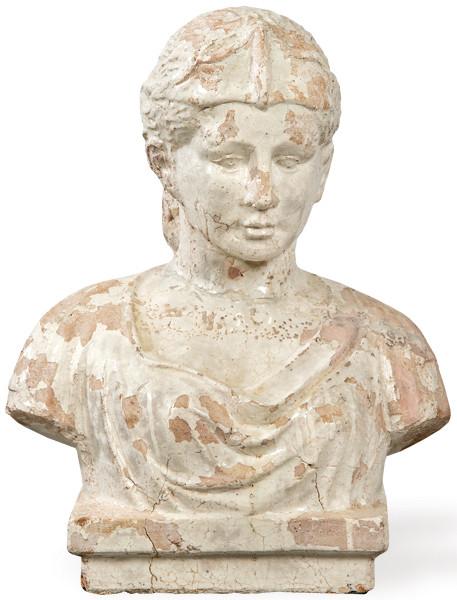 Busto femenino de terracota vidriada en blanco.