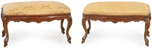 Pareja de taburetes bajos rococó (uno de época y otro copia), estructura de nogal macizo tallado