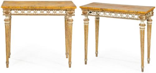Pareja de consolas Carlos IV en madera tallada, calada pintada y parcialmente dorada. Con tapa rectangular pintada imitando mármol, sobre patas rectas acanaladas. España, finales S. XVIII
