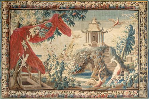 Tapiz Rococó francés, atribuible a la Manufactura Real de Beauvais o Aubusson, siglo XVIII (ca. 1740-1760)mural de Chinoiserie con escena de pagoda, aves exóticas y elementos orientalistas.