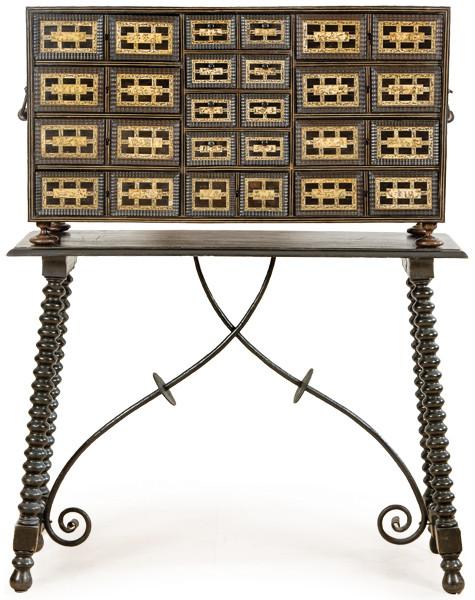 Papelera de influencia italiana sin tapa, cen madera de nogal, madera ebonizada y placas de hueso en el frente de los cajones con escenas cinegéticas grabadas. España, mediados S. XVII