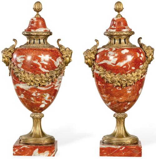 Pareja de urnas de mármol marrón jaspeado y bronce de estilo Luís XVI, Francia S. XIX.
