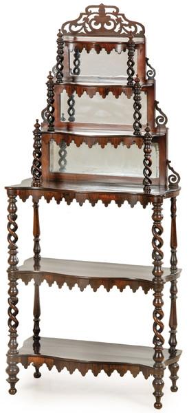 Étagère o estantería auxiliar, baldas con el frente recortado y montantes de torneado helicoidal calado, rematado por crestería calada.