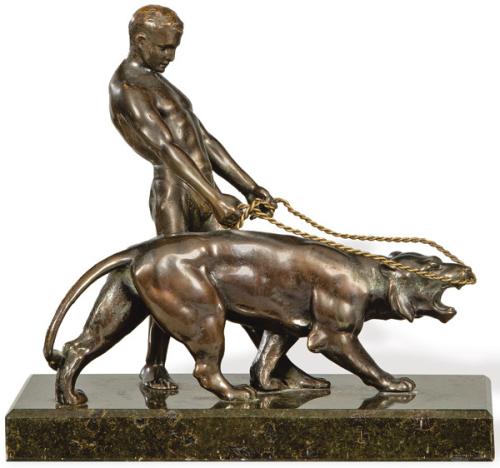 "Hombre con Pantera" escultura Art Deco de bronce patinado, sobre peana de mármol negro, Francia h. 1920.