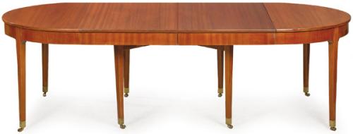 Mesa de comedor Gustaviana, extensible con dos tableros en madera de caoba sobre ocho patas acabadas en sabots de bronce.