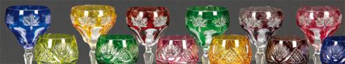 Juego de seis copas de cristal de Bohemia talladas y parcialmente esmaltadas en varios colores.