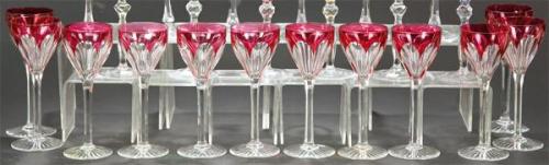  Juego de doce copas para vino blanco de cristal de Bohemia tallado y parcialmente esmaltado en rojo.