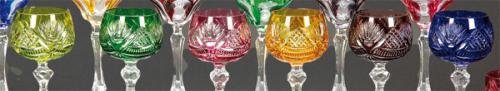 Juego de seis copas de cristal tallado parcialmente esmaltado en diversos colores, con marca no identificada, grabada al ácido.