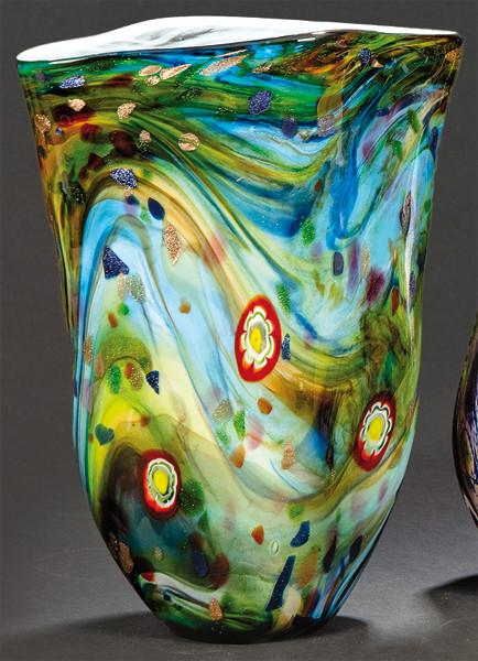 Jarrón plano de cristal de Murano con decoración de flores y ondas en tonos predominantes azul y verde.