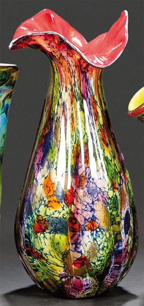 Jarrón de cristal de Murano con boca rizada e interior rojo. Con cuerpo acanalado con manchas de varios colores e inclusión de aventurina. Marcado en la base a la rueda "Murano"
