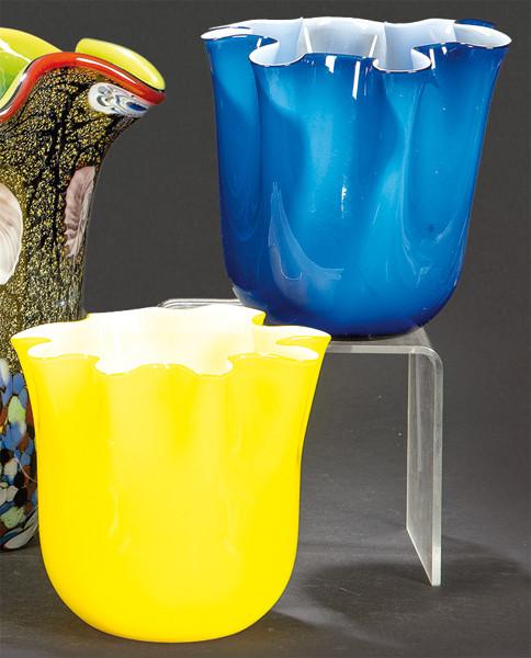 Dos jarrones de cristal de Murano de Venini uno azul y otro amarillo con boca rizada.
