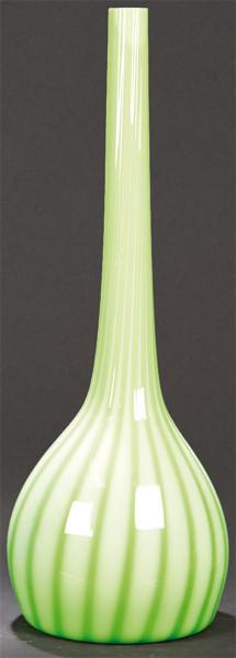 Jarrón de cuello largo de cristal de Murano en verde con franjas verticales más claras.