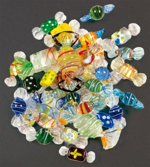 Lote de 20 caramelos de cristal de Murano de diferentes formas y colores.