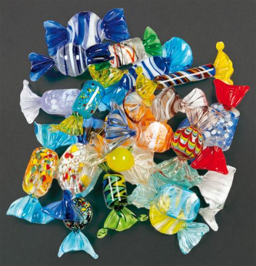 Lote de 20 caramelos de cristal de Murano de diferentes formas y colores.