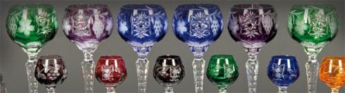 Juego de ocho copas de cristal alemán Nachmann talladas y esmaltadas en distintos colores.