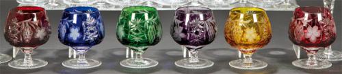 Seis copas de coñac de cristal alemán de Nachmann tallado y esmaltado de distintos colores.