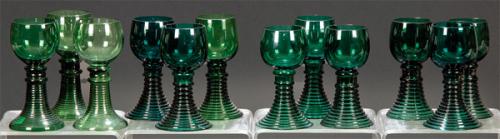 Juego de doce copas de licor de cristal soplado posiblemente de Gordiola, con modelo inspirado en los roemer alemanes.