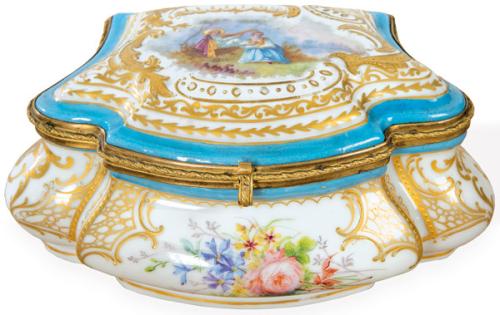 Caja en porcelana esmaltada en azul celeste y decoración dorada de porcelana de París, con escena galante en la tapa.