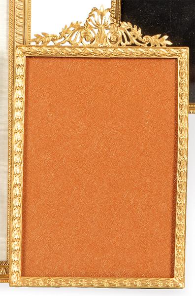 Porta retratos de mesa de bronce dorado, estilo Luís XVI, Francia S. XIX.