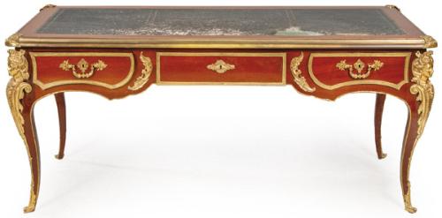 Bureau estilo Luis XV en madera de caoba con molduras de bronce dorado