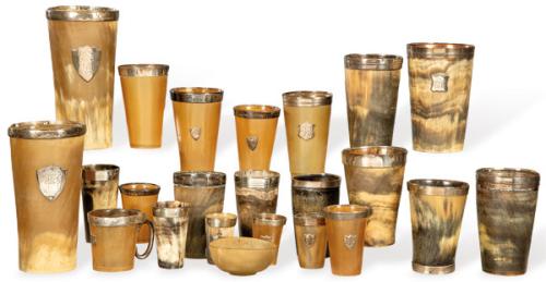 Colección de 23 vasos de asta y dos tazas, la mayoría con borde de plata inglesa, algunos punzonados por plateros de Londres o Birmingham como Charles Shaw, William Comyns & Sons Ltd y con fechas desde 1870 a 1926.
