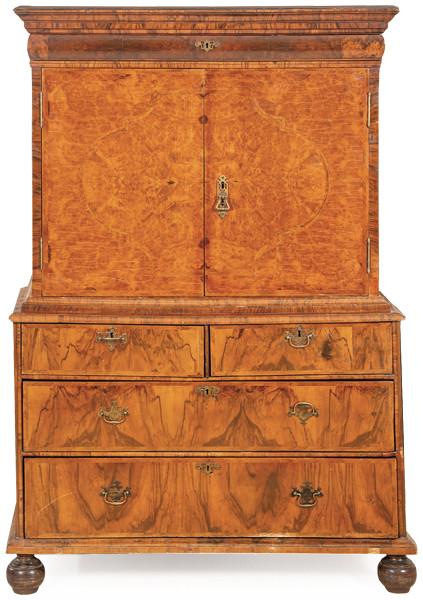 Cabinet-on-chest Reina Ana, de dos cuerpos en nogal y raíz de nogal