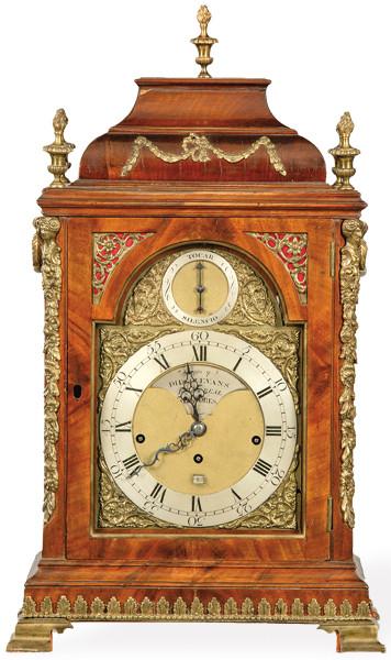 Reloj bracket de sobremesa Jorge III, con caja de caoba y aplicaciones de bronce dorado, firmado "Diego Evans" en la esfera.