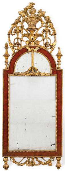 Marco de espejo Regencia de cuerpo rectangular en madera de caoba rematado con un arco de medio punto con crestería tallada y dorada con decoración de volutas, motivos vegetales y un cesto de frutas.