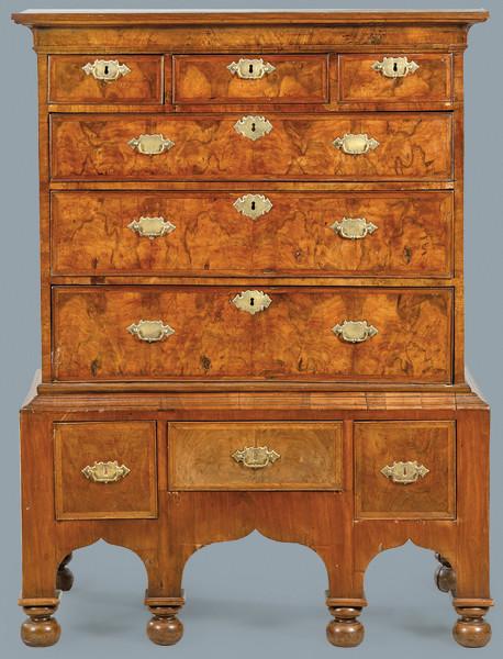 Chest on stand George I en madera de nogal, rematado por una cornisa tipo cavetto