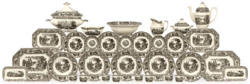 Vajilla y juego de café de loza fina de La Cartuja modelo 202. Inspirada en el lejano oriente con greca con decoración de flores en color negro. Algún piquete.