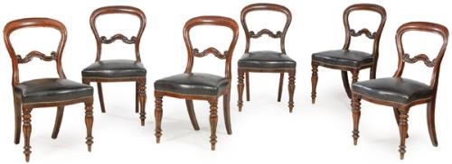 Conjunto de seis sillas victorianas en madera de caoba con respaldo recortado y patas torneadas.