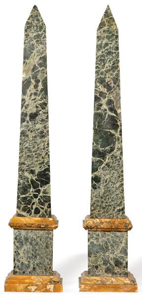 Pareja de obeliscos de mármol serpentín y mármol de Siena, Francia ff. S. XIX.
