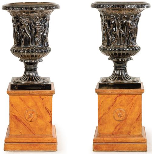 Pareja de copas Medici en terracota vidriada con decoración de personajes clásicos, S. XX.