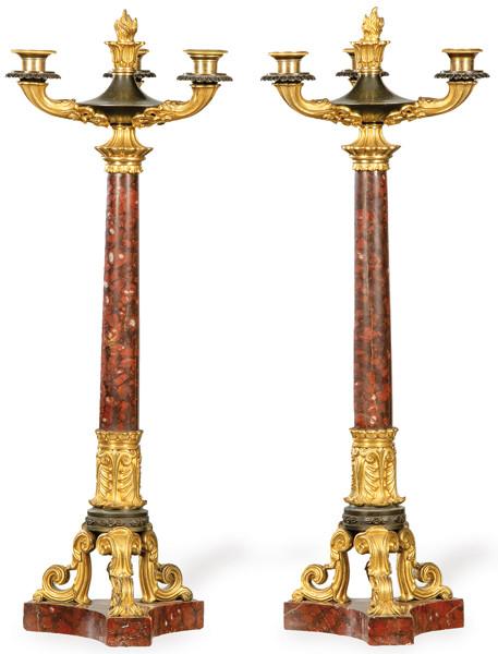 Pareja de candelabros Napoleon III en bronce patinado, dorado y mármol rojo, Francia S. XIX.