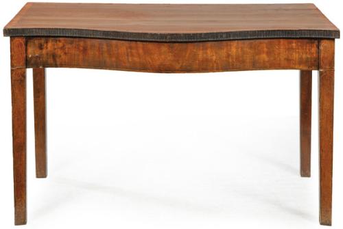 Mesa de escritorio Jorge III en madera de caoba, con el frente sinuoso y patas rectas con decoración embutida de limoncillo.