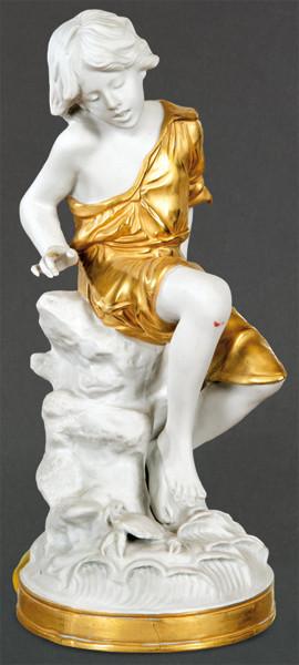 Niño sobre tronco de árbol en porcelana de biscuit con vestimenta dorda.