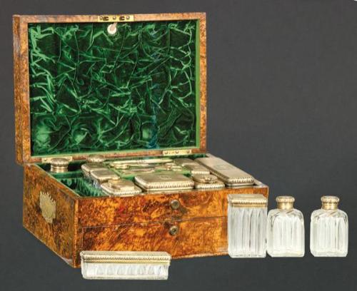  Caja tocador época Guillermo IV con botes y cajas de cristal y plata sobredorada punzonada Ley Sterling de Charles Reily K& George Storer, Londres 1831.