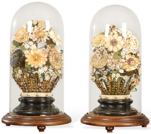 Pareja de fanales de cristal con decoración de conchas al interior, España S. XIX.