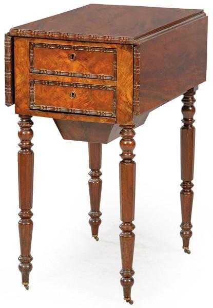 Mesa auxiliar Louis Philippe, con alas abatibles, dos cajones y bandeja extraible en madera de caoba y palma de caoba, sobre patas torneadas. Francia, segunda mitad S. XIX
