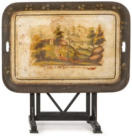 Bandeja de latón pintado, Francia S. XIX convertida en mesa tilt top con patas posteriores.