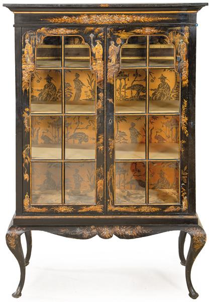 Mueble escaparate estilo Reina Ana en madera pintada con decoración de chinoiseries en dorado, con dos puertas abatibles acristaladas, interior decorado con marquetería. Años 70