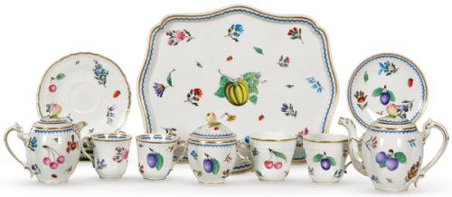 Richard Ginori servicio de porcelana de café y té, modelo Fruta Italiana. Decoración policromada con motivos de flores y frutos esparcidos en todas las piezas, hilos dorados en los bordes con cenefa de peine azul.