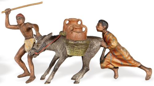 "Dos Hombres Empujando a un Burro" pequeño grupo en bronce policromado, Viena h. 1900.