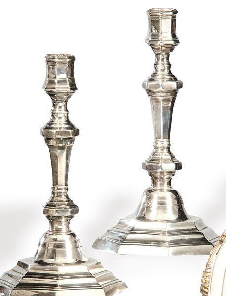 Pareja de candeleros de bronce plateado, Francia S. XIX.