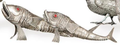  Dos peces articulados de plata sin punzonar.