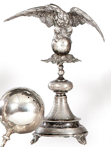 Palillero águila de plata punzonada con marcas no identificadas, representando a un águila posiblemente Portugal S. XIX