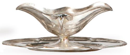 Salsera con bandeja de plata francesa punzonada Ley 950 con marca de orfebre ilegible pp. S. XX.