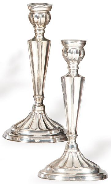 Pareja de candeleros de plata española punzonada 1ª Ley.