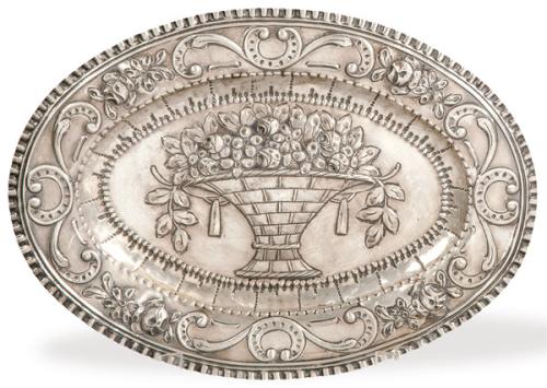 Bandeja oval de plata española repujada y cincelada pp. S. XX.